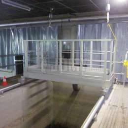 Mobile walkway platform mounted on rails Rail-mounted mobile platform used for walking between 2 loading docks.